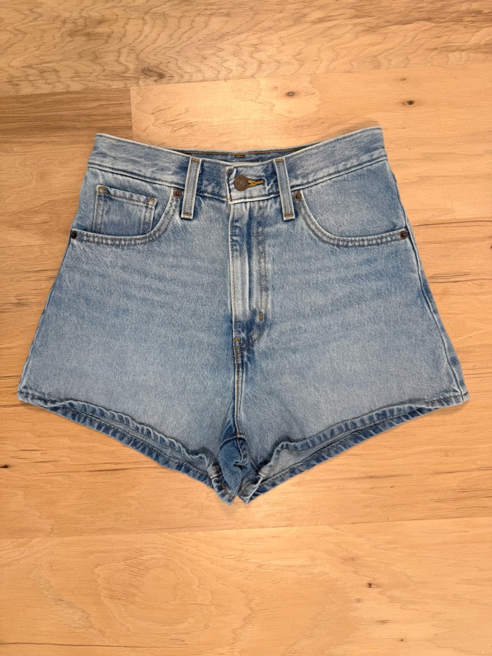 Levi’s High-Waist Mom Shorts Light Blue Denim
